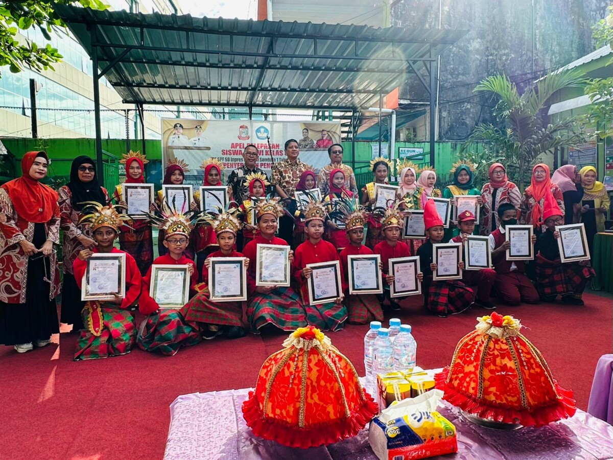 Andi Bukti Djufrie dan Bunda Literasi Makassar Beri Penghargaan di Apel Pelepasan Siswi SDN Maccini Sombala I