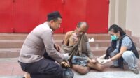 Peduli Sesama, Bhabinkamtibmas Melayu Baru Selamatkan ODGJ yang Lemas di Pinggir Jalan