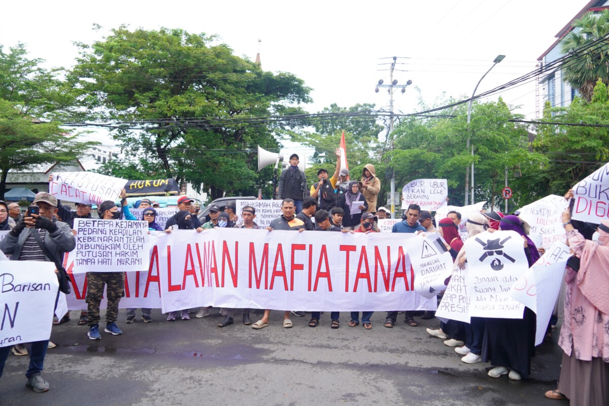 Bakar Keranda Hitam di Depan Kantor Pengadilan Tinggi Makassar