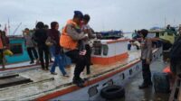 IMG-20250604-WA0064 Dengan Humanis, Personel Polres Pelabuhan Makassar Bantu Warga Pulau Turun Dari Kapal