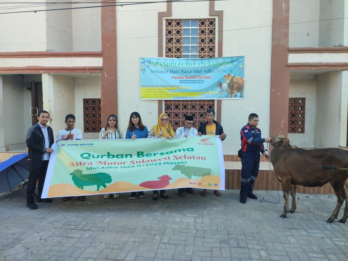 Astra Motor Sulsel Salurkan Hewan Kurban di Masjid Darul Intiqal Makassar