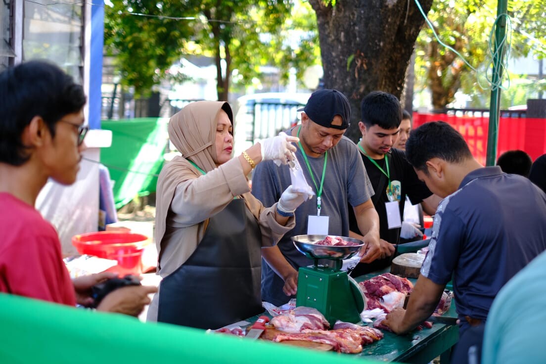 Peduli Masyarakat Sekitar, Pelindo Regional 4 Bagikan Daging Hewan Kurban