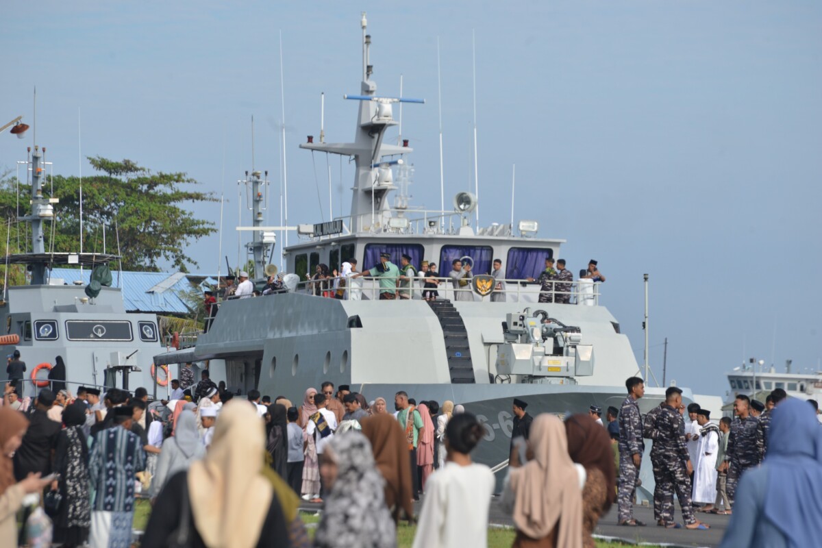 Masyarakat Kota Makassar Antusias Naik Kapal Perang TNI AL Usai Shalat Idul Adha 1446 H/2025 di Lantamal VI