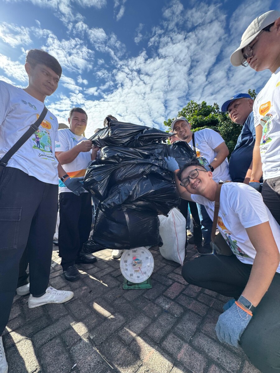 PLN UPP Sulawesi Utara Aksi Nyata di Hari Lingkungan Hidup Sedunia: Bersihkan Pantai dari Sampah Plastik