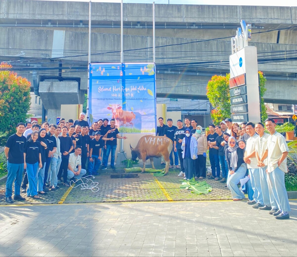 Rayakan Iduladha, Hotel Vasaka Makassar Berbagi Bersama Warga, Pengendara dan Mitra Usaha