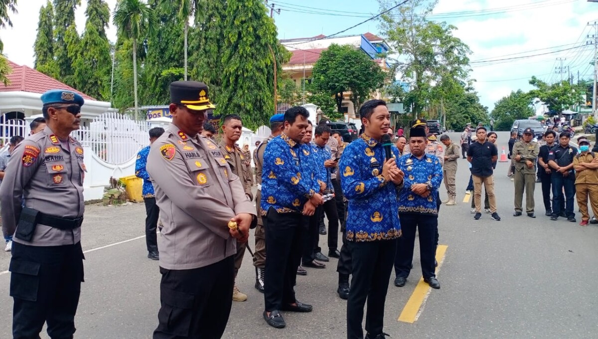 Dialog Dengan Bupati Dan Wabup, Pengunjuk Rasa Berurai Air Mata