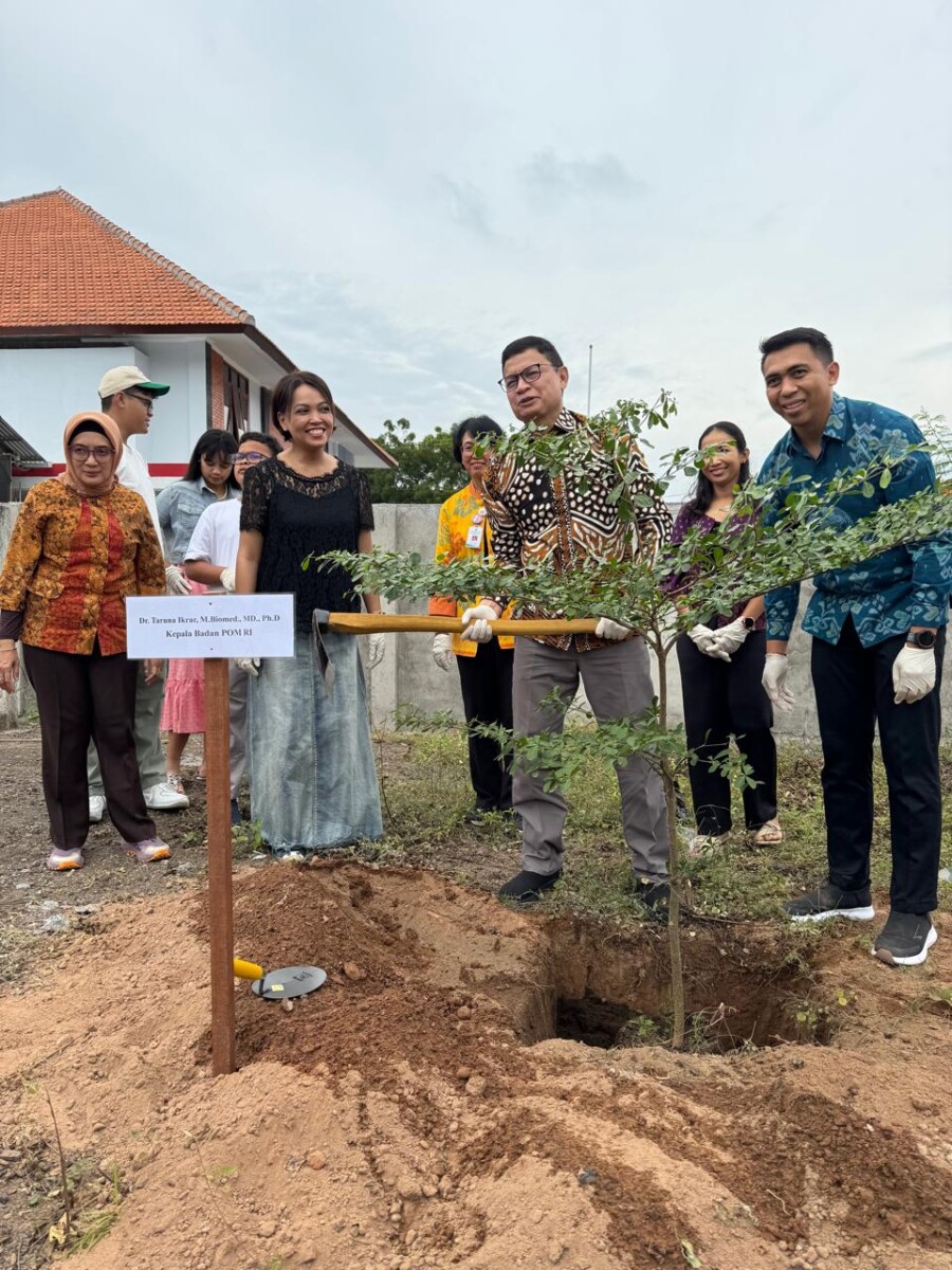 Kepala BPOM RI Tanam Ketapang Kencana di Loka POM Buleleng