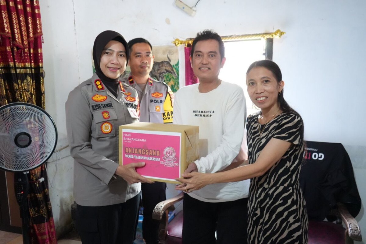 Momen Haru Sambut Hari Bhayangkara, Kapolres Pelabuhan Makassar Anjangsana ke Anggota yang Sakit