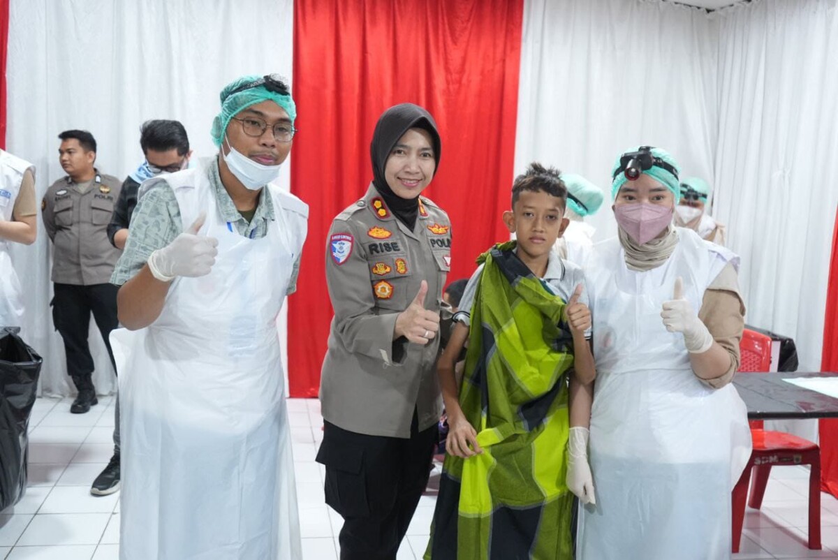 Aksi Sosial Sambut Hari Bhayangkara, Polres Pelabuhan Makassar Sunat Puluhan Anak Kurang Mampu