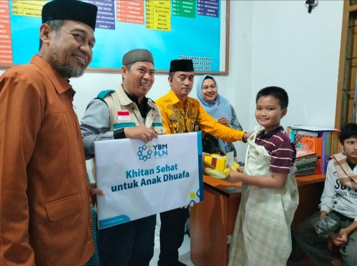 YBM PLN UIP Sulawesi Salurkan Bantuan Peserta Khitanan di Kelurahan Banta-Bantaeng