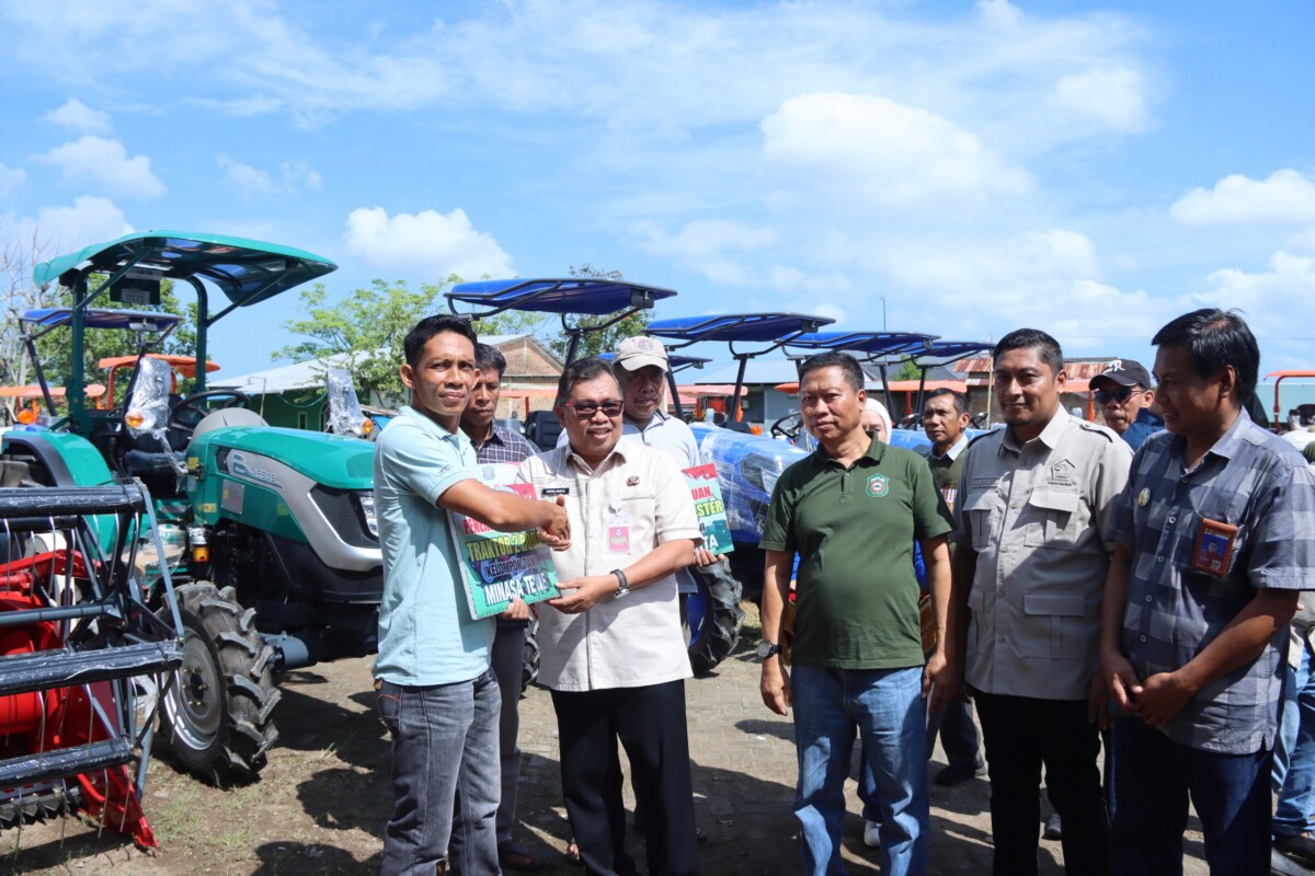 Dukung Pertanian Takalar, Bupati Serahkan Bantuan Alsintan