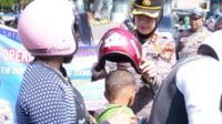 Sayangi Nyawa Sejak Dini, Kapolres AKBP Rise Bagikan Helm ke Anak di Jalan