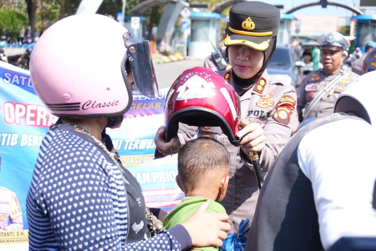 Sayangi Nyawa Sejak Dini, Kapolres AKBP Rise Bagikan Helm ke Anak di Jalan