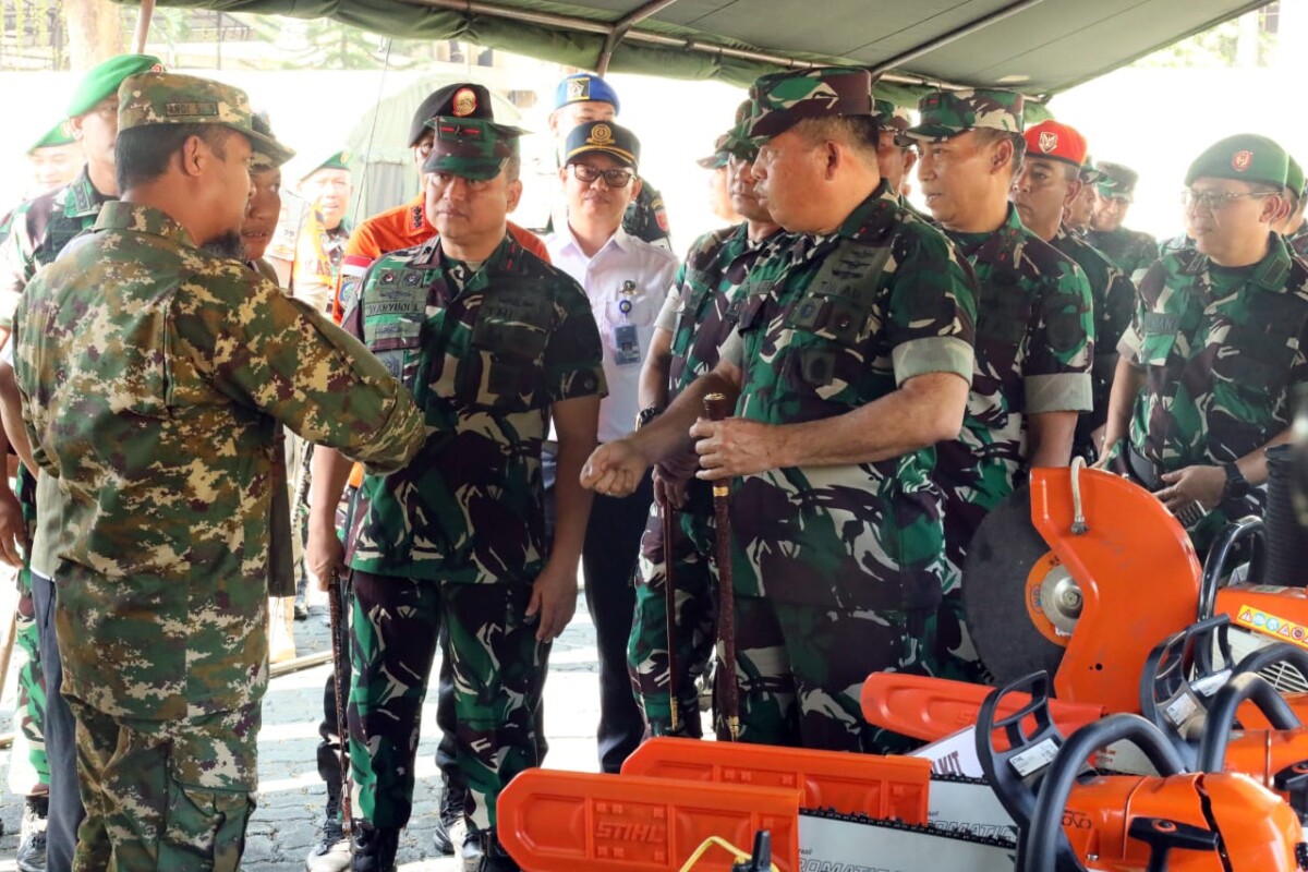 Danlantamal VI Makassar Dampingi Pangkogabwilhan II Gelar Personel dan Gaterial PRCPB Kodam XIV Hasanuddin