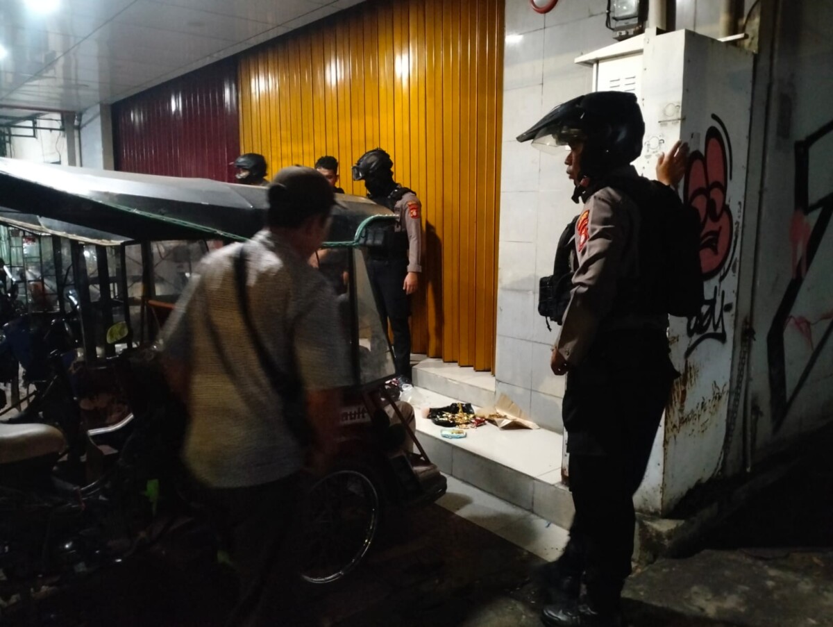 Patroli Personel Satsampta Polres Pelabuhan Makassar Amankan Tiga Pria Pesta Miras