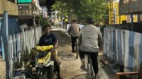 Patroli dengan Sepeda, Polisi di Pulau Barrang Lompo Bangun Silaturahmi Bersama Warga