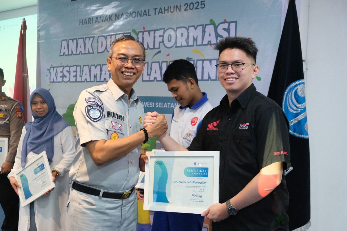 Komitmen Edukasi Keselamatan Berkendara, Asmo Sulsel Terima Penghargaan Jasa Raharja