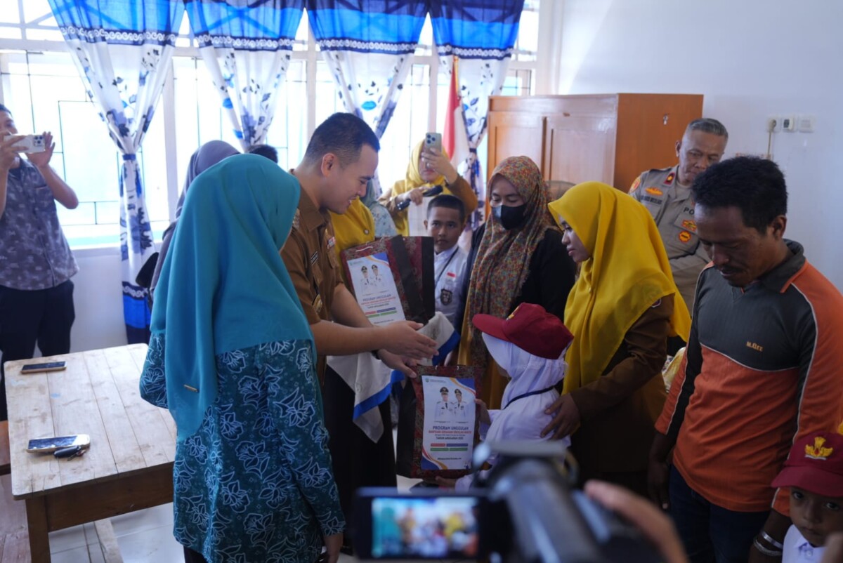Hari Pertama Sekolah, Bupati Pangkep Bagikan Ribuan Seragam Sekolah Gratis untuk Siswa SD dan SMP