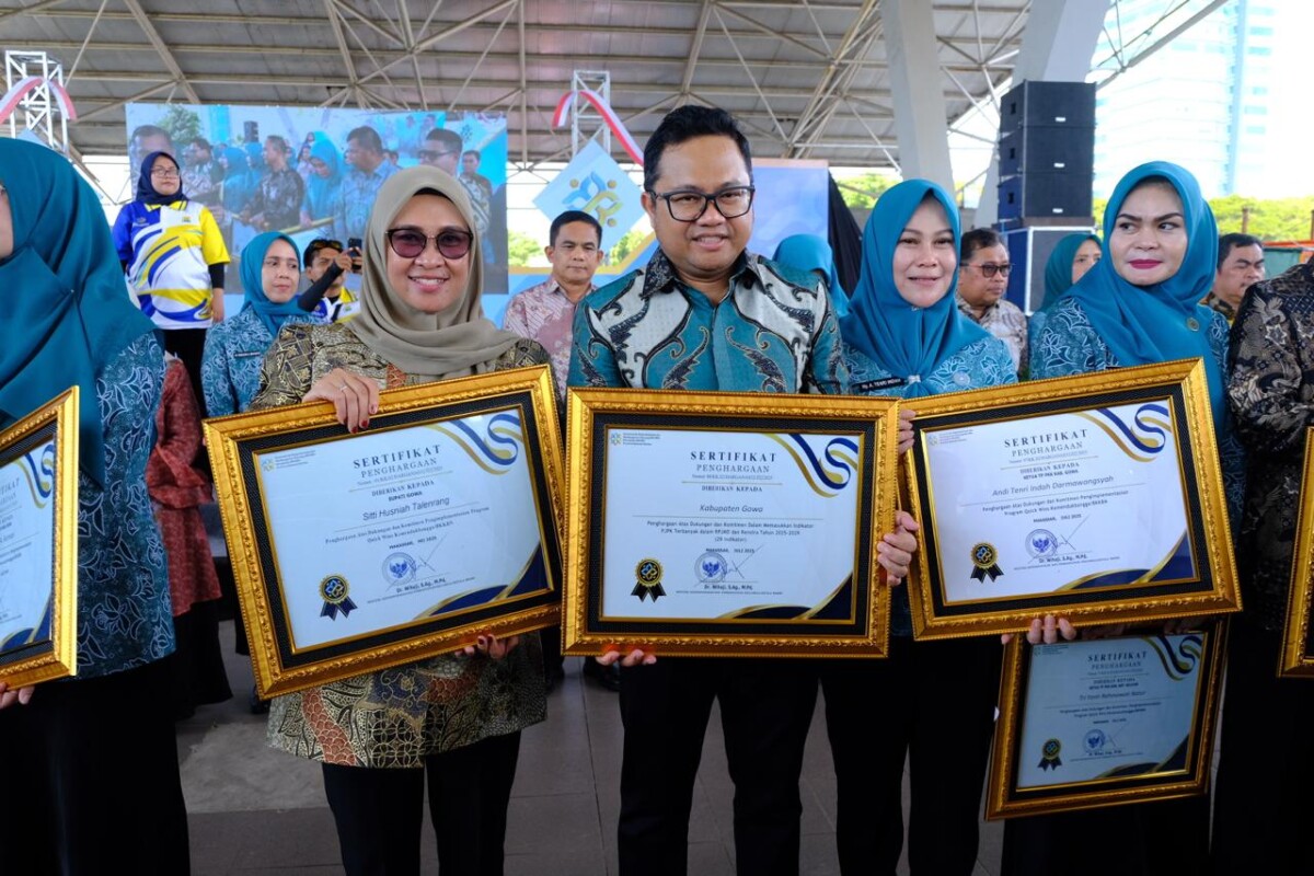 Bupati dan Wabup Gowa Terima Penghargaan Nasional Atas Keberhasilan Program Keluarga