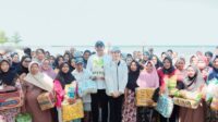Bupati Bantaeng Uji Nurdin Beri Bantuan Sembako ke Ratusan Petani Rumput Laut di Mattoanging