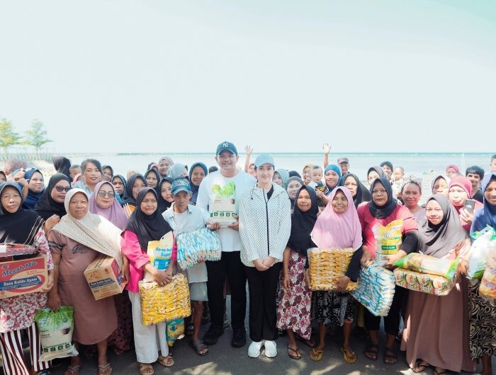 Bupati Bantaeng Uji Nurdin Beri Bantuan Sembako ke Ratusan Petani Rumput Laut di Mattoanging
