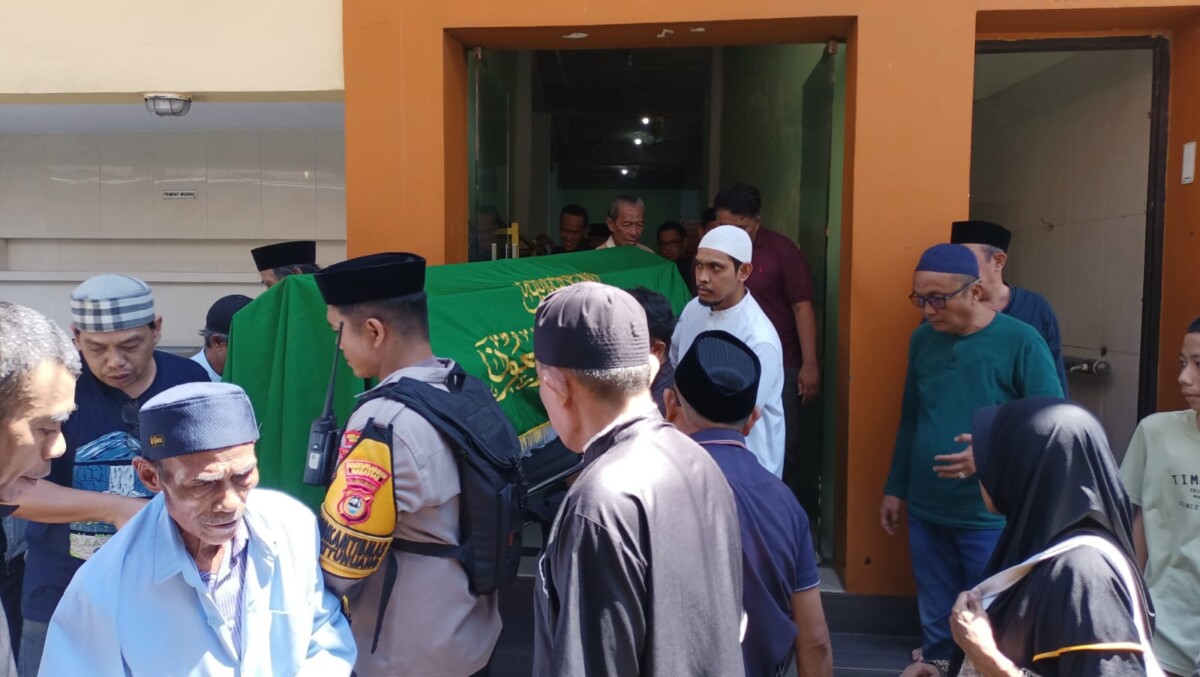 Wujud Kepedulian, Bhabinkamtibmas Pattunuang Ikut Usung Jenazah Warga ke Pemakaman
