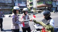 IMG-20250805-WA0013 Polantas Polres Pelabuhan Makassar Bagikan Bendera Merah Putih, Tanamkan Cinta Tanah Air ke Pengendara