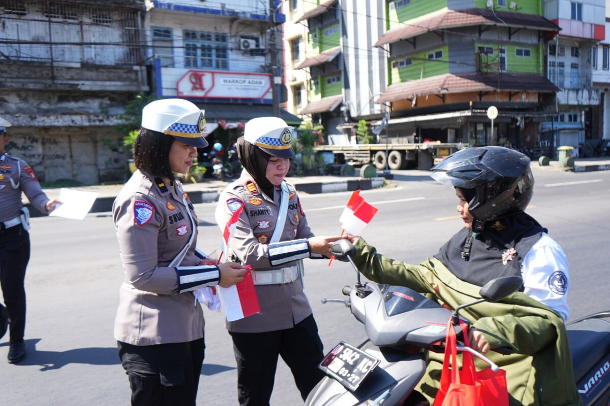 Polantas Polres Pelabuhan Makassar Bagikan Bendera Merah Putih, Tanamkan Cinta Tanah Air ke Pengendara