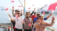 Polres Pelabuhan Makassar Gandeng Komunitas Ojol Bagikan Bendera Merah Putih di Pesisir Paotere