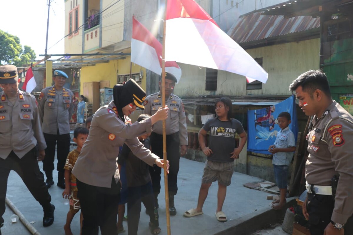 Patroli Merah Putih, Kapolres Pelabuhan Makassar Bangkitkan Semangat Nasionalisme Warga