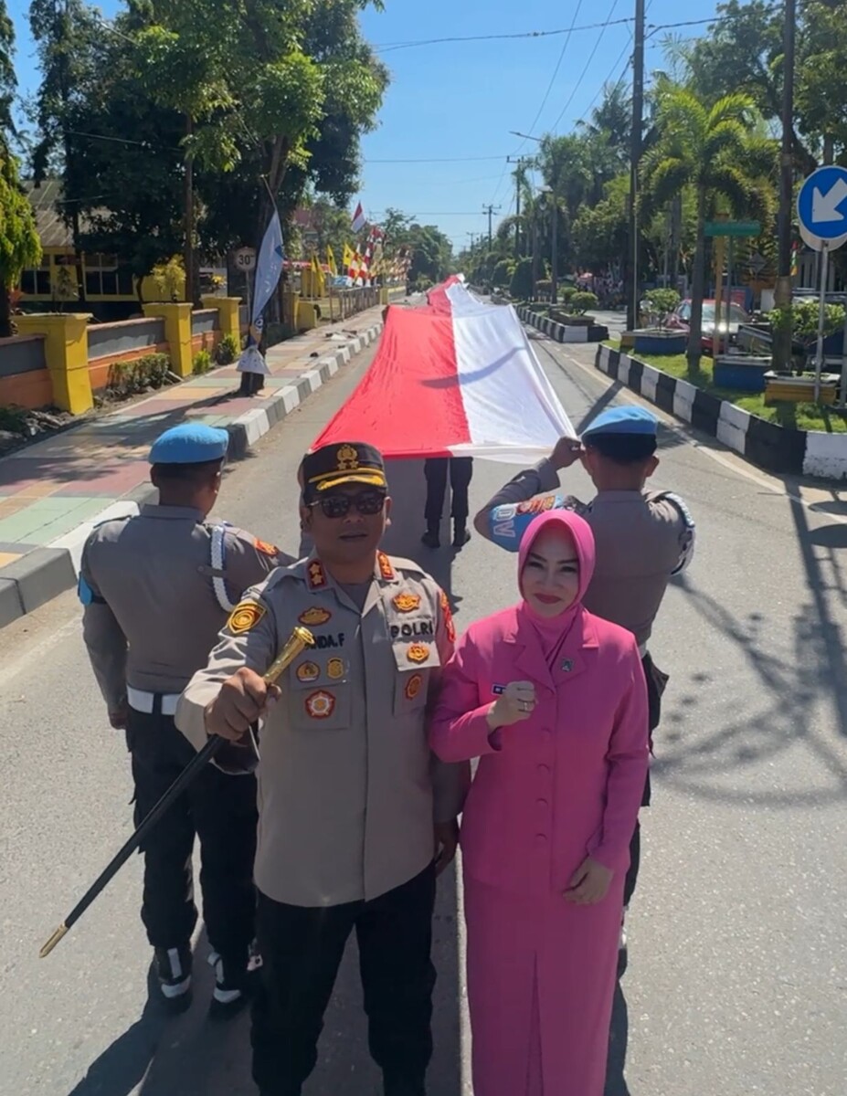 Personel Polres Barru Bersama Istri Bentangkan Bendera Merah Putih Sepanjang 800 Meter