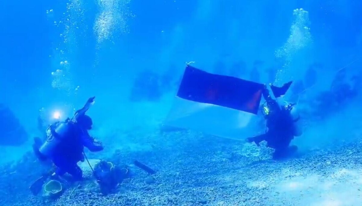 Di Kedalaman 20 Meter di Permukaan Air Laut, Sang Merah Putih Dikibarkan Ditpolairud Polda Sulsel