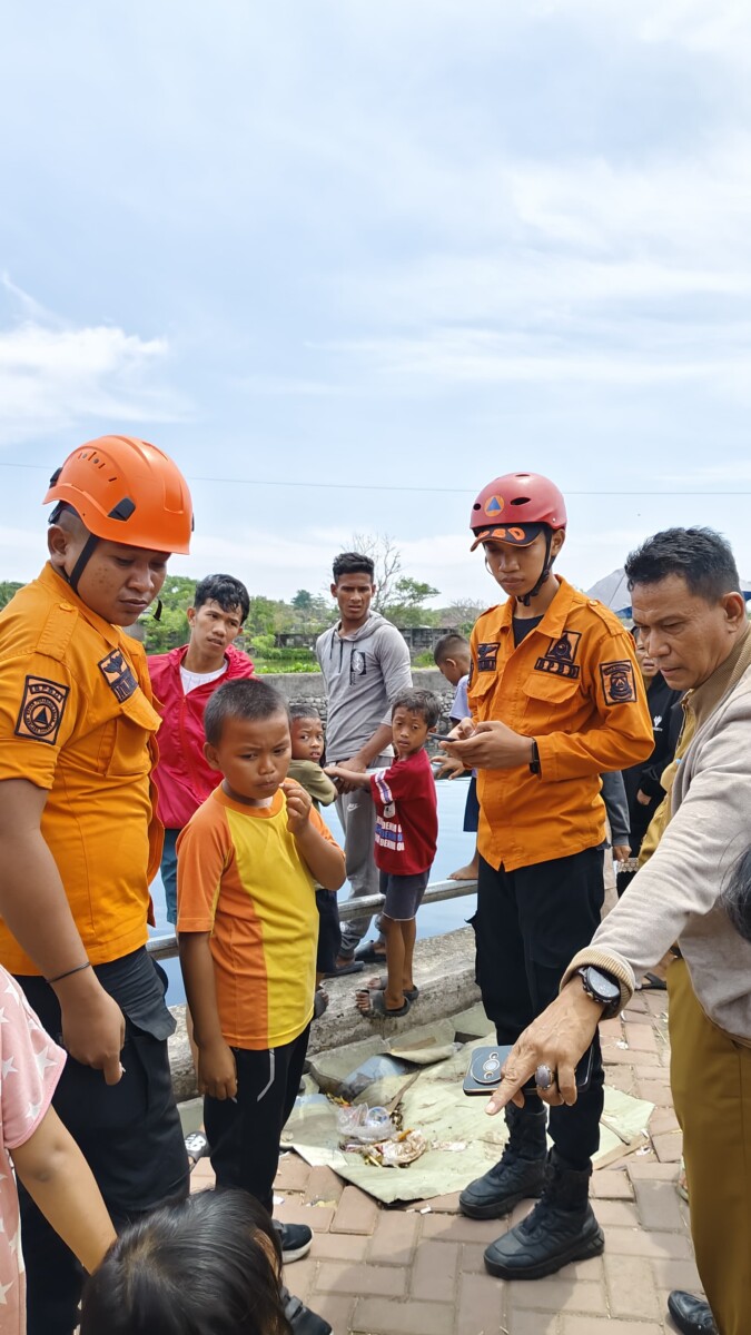Tim BPBD Makassar Evakuasi Balita Tersesat di Mariso