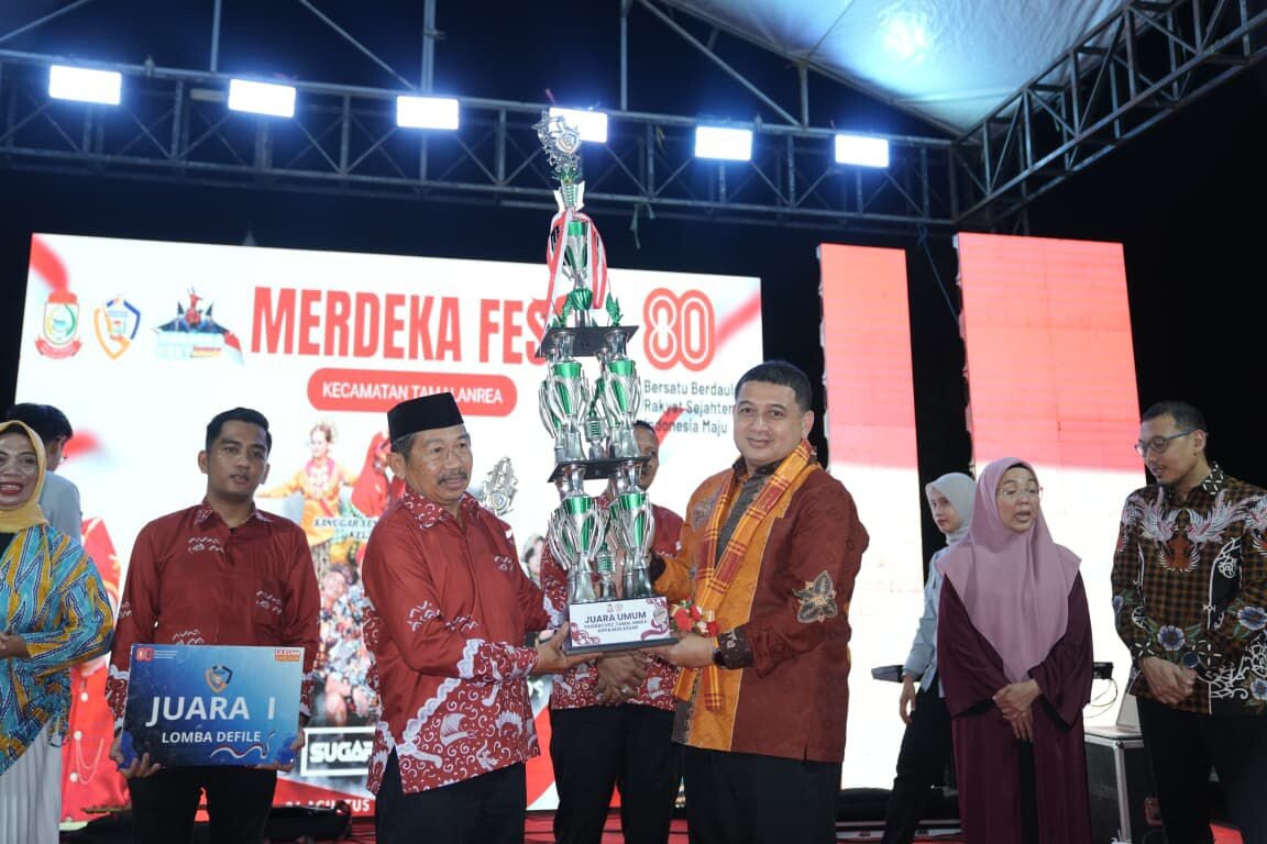 Hadiri Pesta Rakyat di Tamalanrea, Munafri Serahkan Piala ke Kapasa Raya
