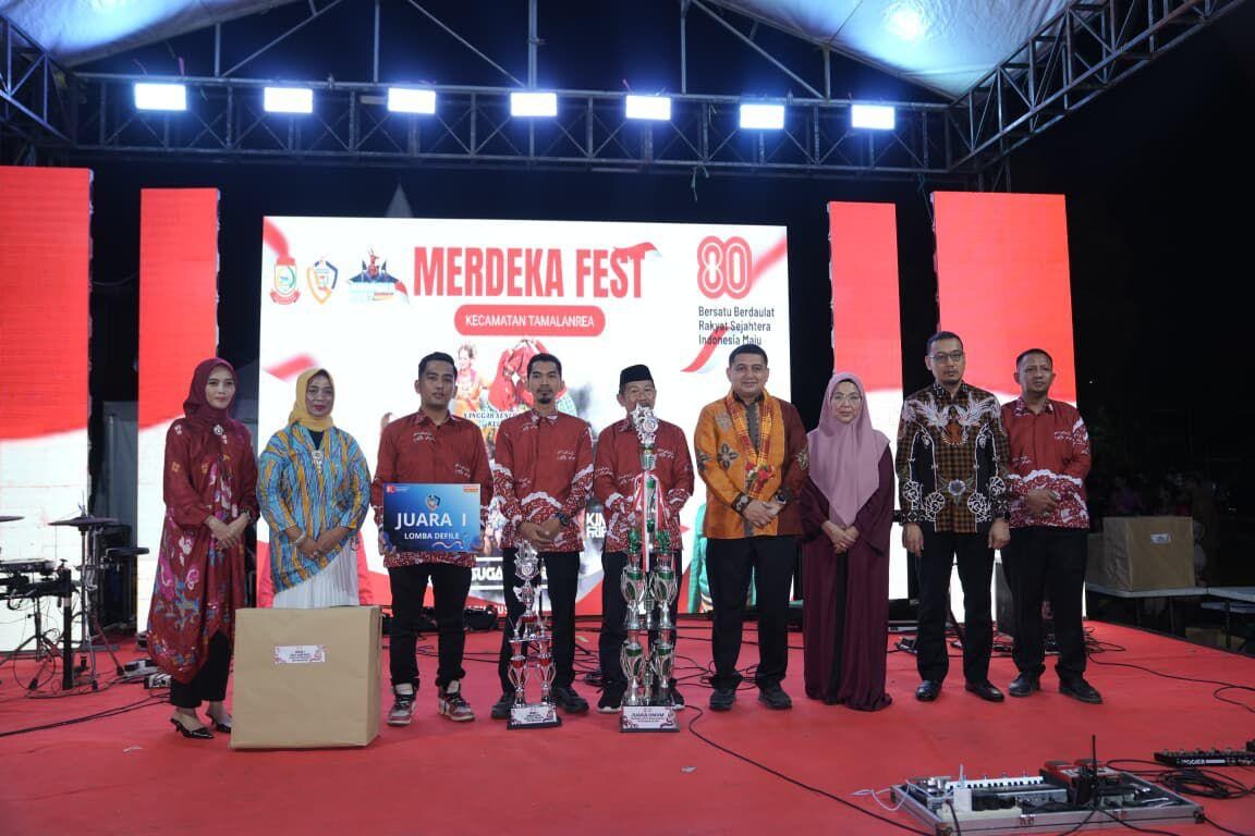 Hadiri Pesta Rakyat di Tamalanrea, Munafri Serahkan Piala ke Kapasa Raya