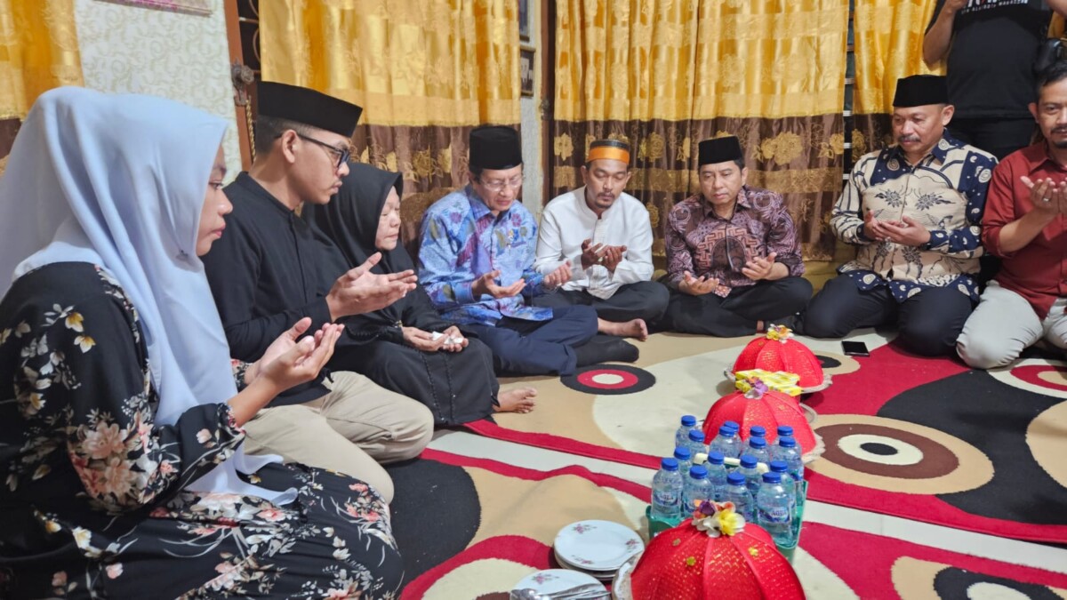 Rektor UIN Alauddin Dampingi Menag Kunjungi Rumah Duka Staf Humas DPRD Makassar