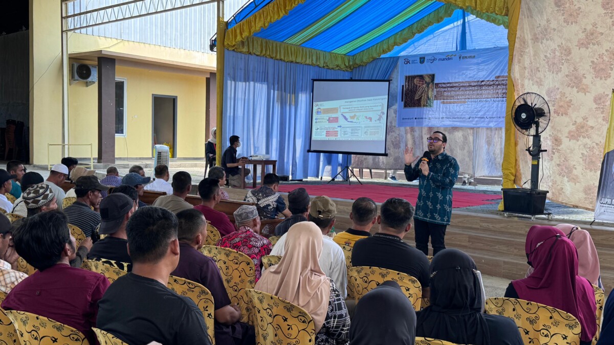 OJK Edukasi 150 Petani Kakao di Polman