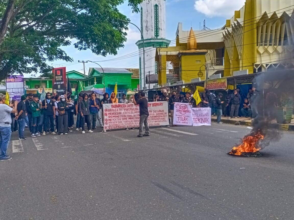 SEPI Demo, Tutup Jalan Poros Enrekang -Toraja Dan Bakar Ban