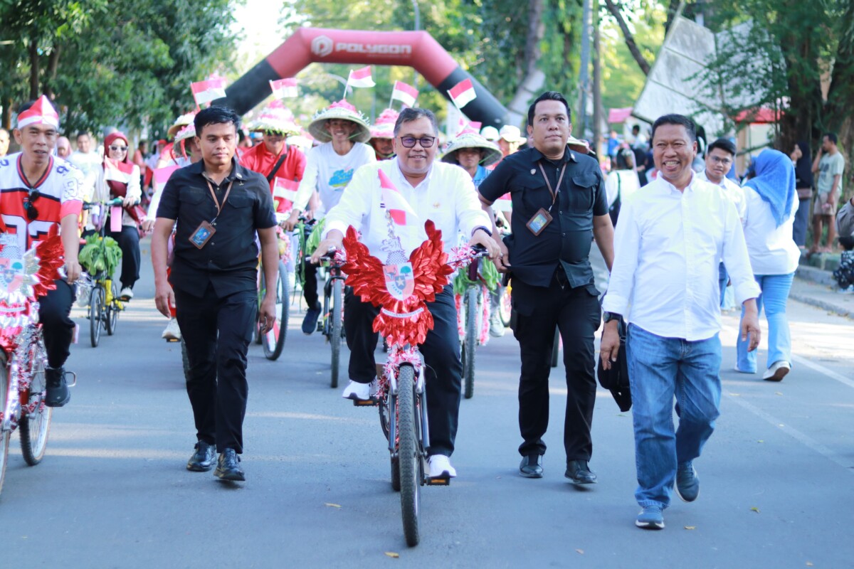 Meriahkan HUT RI ke-80, Pemkab Takalar Gelar Pawai Sepeda dan Becak Hias