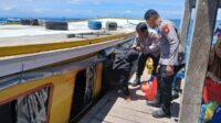 Personel Polsubsektor Kawal Ketat Aktivitas Masyarakat di Dermaga Barrang Lompo