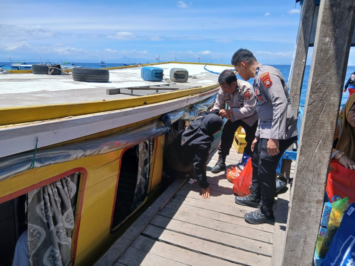 Personel Polsubsektor Kawal Ketat Aktivitas Masyarakat di Dermaga Barrang Lompo
