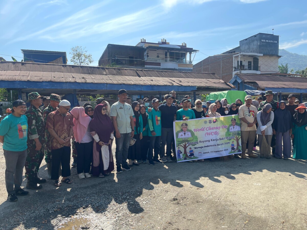 WCD, Bupati Yusuf Ritangnga Turun Bersih-Bersih Bersama Masyarakat