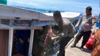 IMG-20250923-WA0016 Personel Polsubsektor Sangkarrang Pastikan Aktivitas Penumpang di Dermaga Terkendali