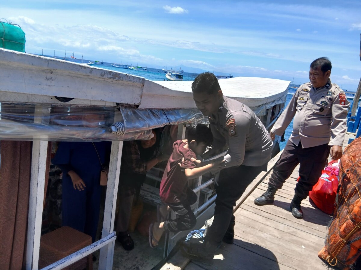Personel Polsubsektor Sangkarrang Pastikan Aktivitas Penumpang di Dermaga Terkendali