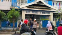 Cegah Kemacetan, Unit Lantas Polsek Wajo Gelar Pengaturan di Depan Sekolah