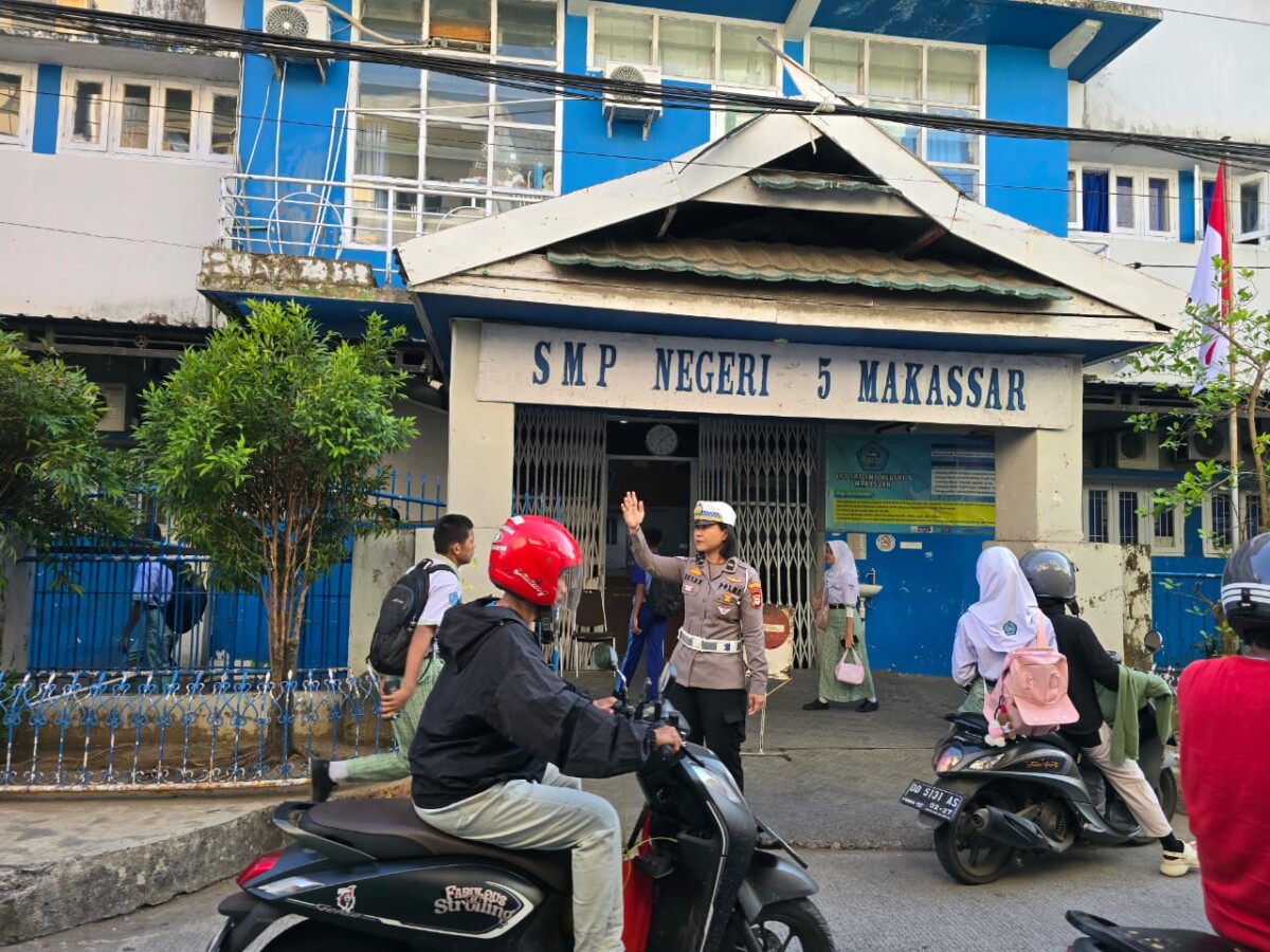 Cegah Kemacetan, Unit Lantas Polsek Wajo Gelar Pengaturan di Depan Sekolah
