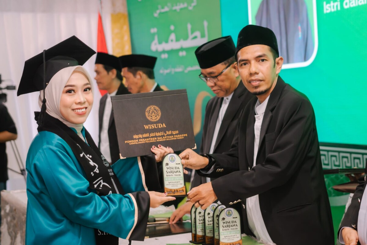 Pondok Pesantren Salafiyah Parappe Wisuda Perdana, Mutiah Azzahrah Raih Predikat Cumlaude
