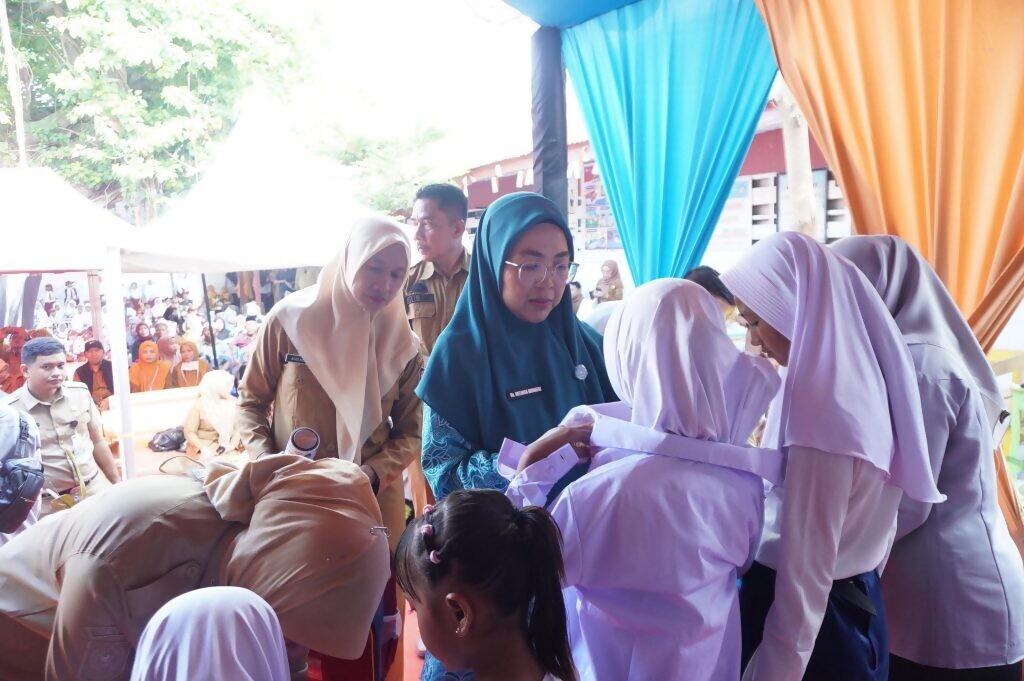 Bank Sulselbar-Bosowa Education Salurkan Bantuan Seragam Sekolah