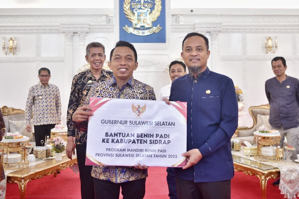 Gubernur Sulsel Serahkan Bantuan Mandiri Benih Padi ke Sidrap dan Soppeng