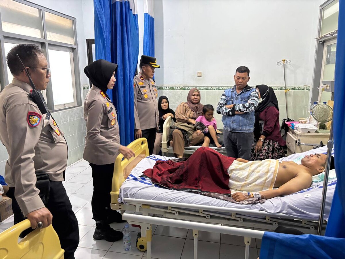 Jenguk Korban Pembusuran, Kapolres Pelabuhan Makassar Pastikan Pelaku Diburu Hingga Tertangkap